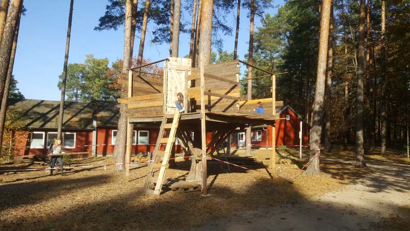 baumhaus-bauen-im-kinderferienlager