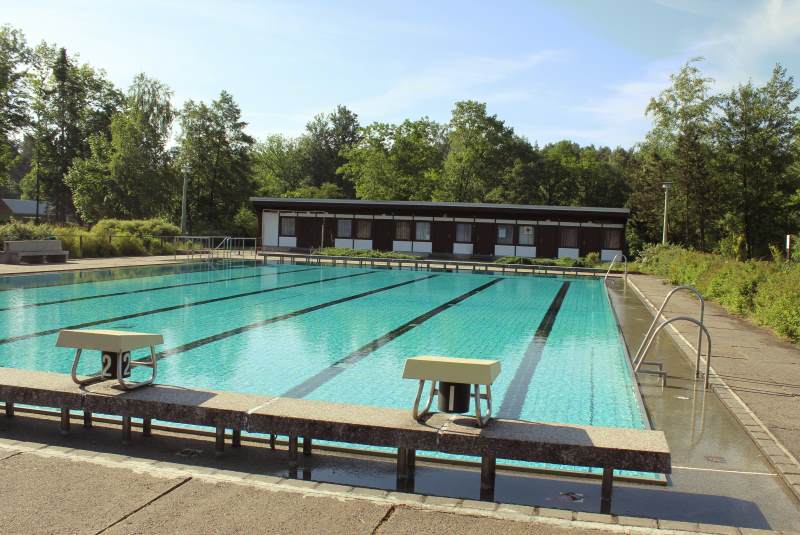 baumhaus-ferienlager-mit-pool