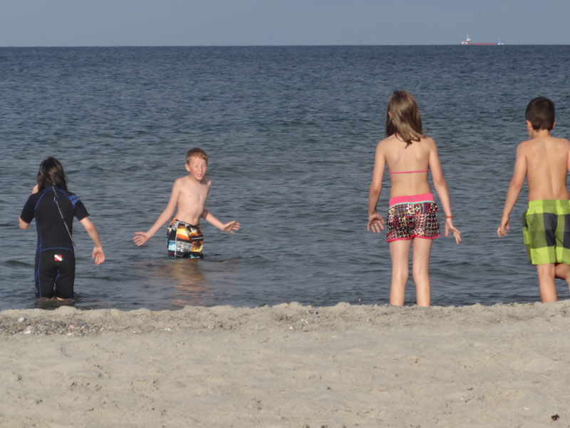 Baden und Toben an der Deutschen Ostsee in den Sommerferien am Strand