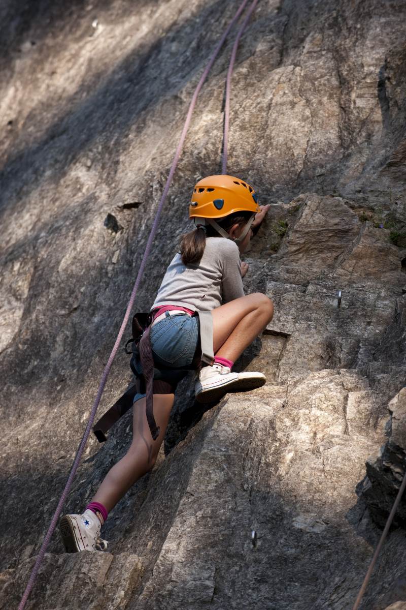 Kinder lernen Klettern im Klettercamp in Sachsen