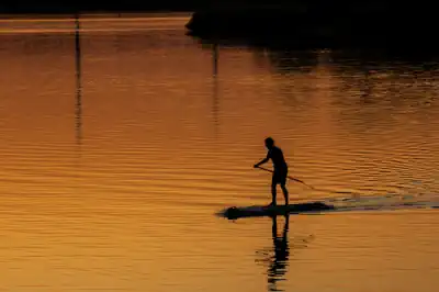 ein-teenager-faehrt-im-wassersportcamp-mit-dem-sup-auf-dem-kulkwitzer-see