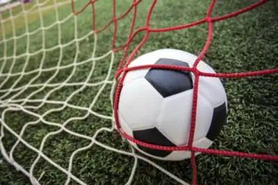 fussball-liegt-im-tor-bei-den-fussballcamps