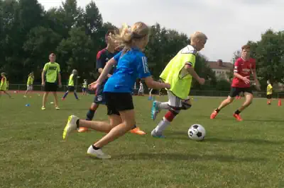 wipperfuerth trainingsspiel-mit-gemischten-mannschaften-im-fussballcamp-in-deutschland