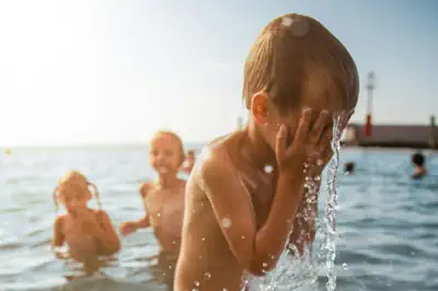 kinder-ferienlager kinder-toben-im-wasser-im-kinderferienlager-am-kulkwitzer-see