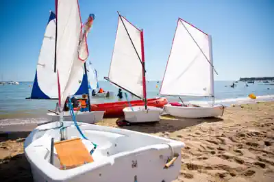 spanisch-aktivitaeten segelboote-liegen-bereit-am-strand-fuer-die-aktivitaeten-im-spanisch-sprachcamp-in-deutschland