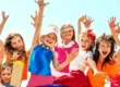 viele-kinder-freuen-sich-euf-ein-ferienlager