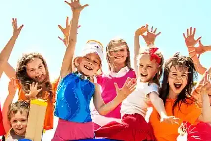 viele-kinder-freuen-sich-euf-ein-ferienlager