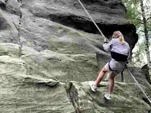 feriencamp-klettern ein-maedchen-seolt-sich-gesichert-am-felsen-ab
