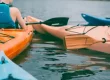 zwei-kajaks-treiben-auf-dem-wasser-im-wassersport-programmm-der-erlebnispaedagogik
