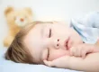 kind-schlaeft-entspannt-im-ferienlager