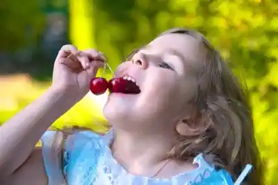 verpflegung maedchen-ist-mit-freude-kirschen-im-ferienlager