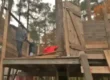 zwei-jungen-bauen-die-seitenwand-am-baumhaus