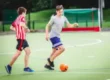 zwei-jungen-dribbeln-im-englisch-fussballcamp-in-england