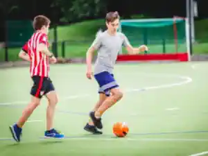 zwei-jungen-dribbeln-im-englisch-fussballcamp-in-england