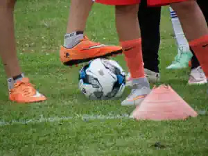 fussballcamp-koordinierung ein-ball-ein-paar-kegel-fussballtraining-koordinierung