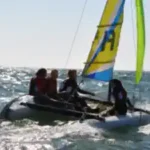 im-team-jugendreisen-segeln ein-tem-von-jugendlichen-segelt-auf-einem-katamaran