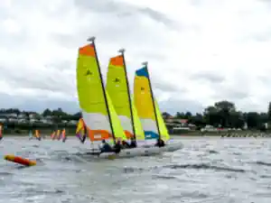 jugendreise-segeln katamaran-segeln-auf-der-ostsee-vor-surendorf