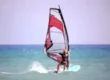 jugendliche-jugendreise-mit-surfen-im-ostseewind