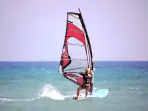 jugendreisen-surfreisen jugendliche-jugendreise-mit-surfen-im-ostseewind