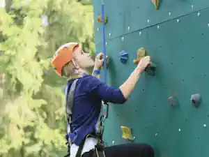 move-it-hinsbeck ein-junge-klettert-an-einer-kletterwand-im-move-it-camp