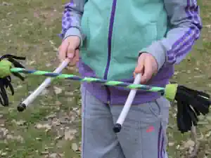 move-it-hinsbeck ein-kind-uebt-und-spilet-mit-flower-sticks-in-hinsbeck