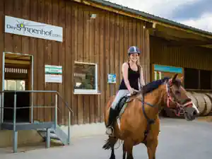 reiten-ostern ein-maedchen-sitzt-auf-auf-einem-pferd-bereit-zum-reiten