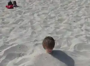 schuby-ostsee ein-junge-wurde-am-strand-eingebuddelt-bis-zum-kopf