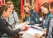 eine-gruppe-sprachschueler-lernen-mit-freude-in-bournemouth