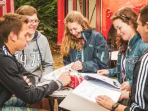 sprachreise-bournemouth eine-gruppe-sprachschueler-lernen-mit-freude-in-bournemouth