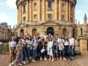 sprachreise-england-fuer-schueler eine-gruppe-schueler-beim-ausflug-sprachreise-england-in-oxford