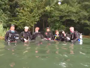 eine-gruppe-taucher-stehen-im-wasser-und-bereiten-sich-vor-zum-tauchen