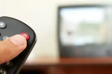 eine-familie-schaut-sich-den-neuen-fernsehbeitrag-von-reisemeise-an