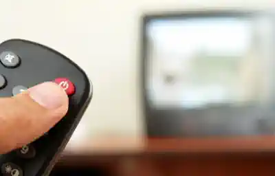 eine-familie-schaut-sich-den-neuen-fernsehbeitrag-von-reisemeise-an