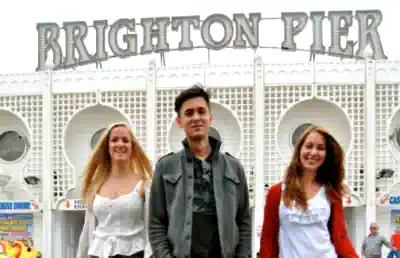 brighton-sprachaufenthalt drei-sprachschueler-auf-dem-pier-von-brighton-england