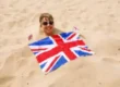 ein-sprachschueler-liegt-im-sand-mit-der-union-jack-flag