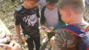 drei-kinder-sind-unterwegs-mit-gps-dem-paedagogischen-programmin-der-ferienfreizeit
