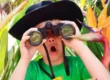ein-junge-schaut-durch-ein-fernglas-zur-ferienfreizeit-ostern