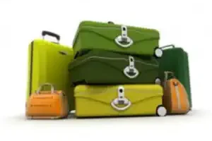 die-koffer-stehen-bereit-zum-mitnehmen-in-ein-ferienlager