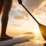 ein-schueler-der-klassenfahrt-am-meer-auf-einem-sup-in-der-abendsonne