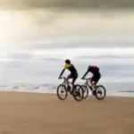 eine-fahrradtour-an-den-ausgedehnten-feinsandigen-stränden-der-ostsee