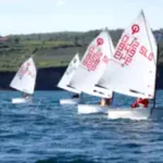 vier-kleine-segelboote-auf-der-ostsee-im-klassenfahrt-segelkus
