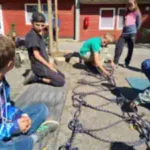 klassenfahrt-teambildung eine-gruppe-von-schueler-bauet-als-team-eine-trage