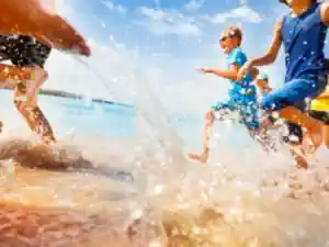 ostsee-klassenfahrt die-schueler-der-klassefahrt-an-der-ostsee-rennen-mit-freude-am-strand