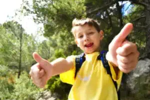 ein-junge-freut-sich-riesig-auf-sein-ferienlager