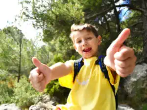 ein-junge-freut-sich-riesig-auf-sein-ferienlager