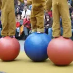 ferienprogramm-mit-zirkus die-laufkugel-ist bei-allen-kindern-und-jugendlichen-sehr-beliebt