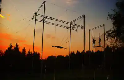 flying-trapeze-zirkuscamp unser-trapez-in-der-abendsonne-beim-training