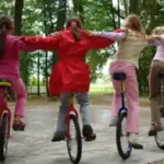 sommercamps-einrad eine-gruppe-maedchen-lernt-gemeinsam-einrad-fahren