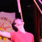 stunt-sommercamp ein-stunt-mit-einem-stuhl-im-sommercamp-bei-stuttgart