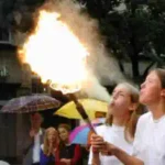 stuttgart-mit-zirkusferien die-jugendlichen-zeigen-ihre-feuerschow-im-zirkus-ferienprogramm-bei-stuttgart